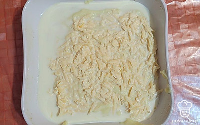 Сверху залить сливками с сыром. Запекать в духовке при температуре 180 градусов 35-40 минут.