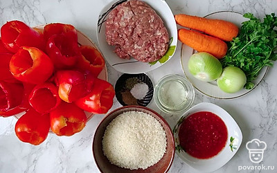 Залейте рис кипятком и оставьте запариваться 30 минут, затем слейте воду. Овощи очистите и промойте. Морковь натрите на крупной терке. Лук нарежьте кубиками. Перец избавьте от верхушек, очистите от семян и промойте.