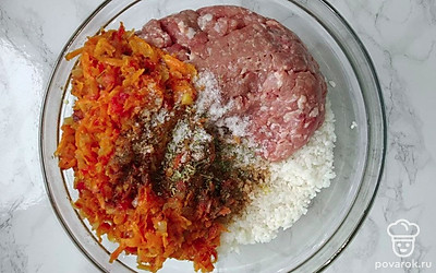 Смешайте рис с фаршем, с содержимым сковороды и приправой для голубцов. Посолите и поперчите по вкусу.