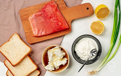 Лимон помойте, снимите цедру, используя терку с маленькими дырочками. Выжмите из него сок. Базилик и зеленый лук помойте и обсушите. Отделите листочки базилика от стебля. Лук мелко порубите. Лосося порежьте произвольными кусками. Приготовьте блендер.