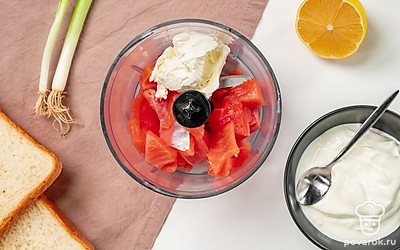 Приготовьте соус. Выложите в чашу блендера ¼ часть лосося, сыр филадельфия, сметану и лимонный сок, все перебейте до однородной массы. Оставшуюся рыбу нарежьте мелкими кусочками, добавьте к ней щепотку лимонной цедры, все переложите к соусу и перемешайте вручную.