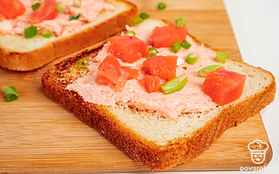 Сделайте тосты. Хлеб подсушите в тостере или поджарьте на сковороде с двух сторон. Выложите на него смесь с сыром филадельфия. Сбрызните оливковым маслом, посыпьте зеленым луком и подайте на стол.