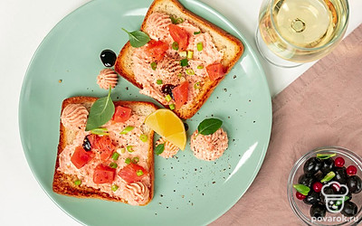 Тосты будут хорошо смотреться, если украсить их листьями базилика.