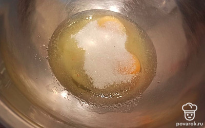 Яйца смешиваем с сахаром.