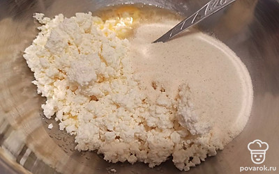 Затем добавляем манную крупу и творог.
