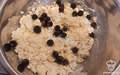 В конце добавляем черную смородину и все перемешиваем. 