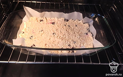 Тесто выкладываем в форму для выпечки и ставим в разогретую до 180 градусов духовку на 30 минут. 