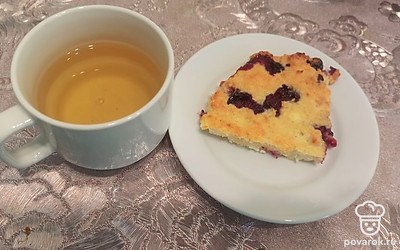 Нарезаем запеканку и подаем с чаем. 