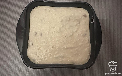 Добавить изюм по вкусу. Форму смазать сливочным маслом. Выложить творожную смесь, выпекать в разогретой до 180 градусов духовке 30 минут.