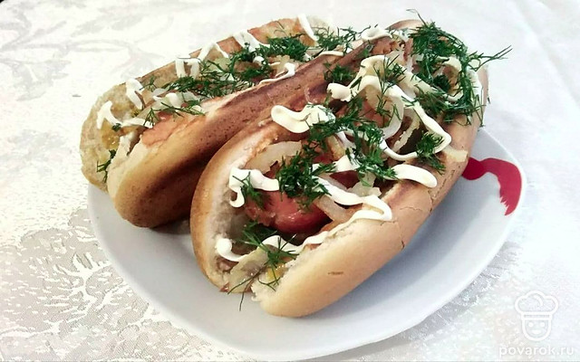 Хот-дог с жареным луком и солеными огурцами — Рецепт с фото