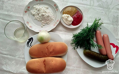 Укроп промойте и обсушите, сосиски очистите от оболочки.