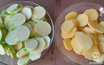 Нарезать кольцами картофель и кабачки.