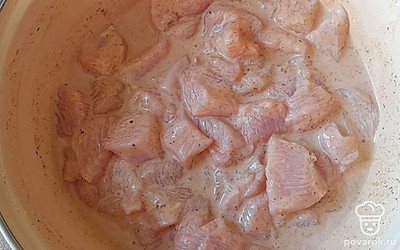 Нарезать кубиками мясо и замариновать, добавить специи по вкусу, соль, сметану.