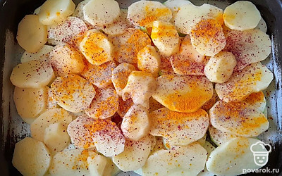 В форму для запекания выложить первым слоем картофель, посыпать специями (черный перец, сумах, куркума, соль).