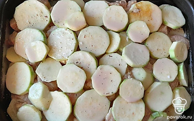 Вторым слоем выложить мясо, третий слой — кабачки. Немного разбавить сметану водой, добавить специи и залить кабачки. Накрыть фольгой и запекать при 180 градусах 40 минут. За 10 минут до окончания убрать фольгу и натереть равномерно сыр. Запекать, пока не подрумянится сыр.