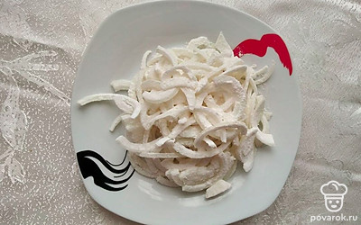 Обваляйте кольца лука в муке. На сковороде разогрейте масло. Стряхните с лука лишнюю муку, обжарьте лук до золотистой корочки. Обжарьте в той же сковороде сосиски.