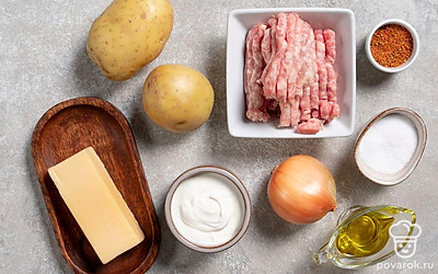 Картошку помойте и почистите. Фарш разморозьте, если это необходимо. Кинзу ополосните. Разогрейте духовку до 180 градусов.