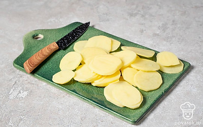 Картошку нарежьте тонкими ломтиками.
