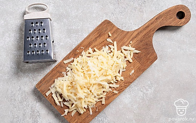 Сыр натрите на терке.