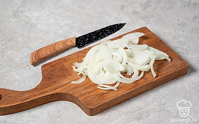 Репчатый лук нарежьте тонкими полукольцами.
