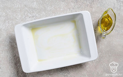 Смажьте форму для запекания растительным маслом.
