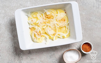 Сверху положите лук. Приправьте солью и специями.