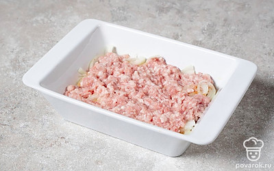 На лук выложите фарш.