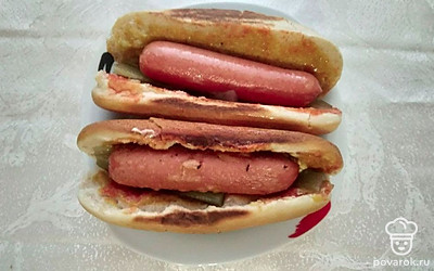 Подавайте горячие хот-доги,политые майонезом и присыпанные мелко нарезанным укропом.