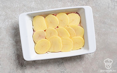 Затем ровным слоем выложите оставшийся картофель.