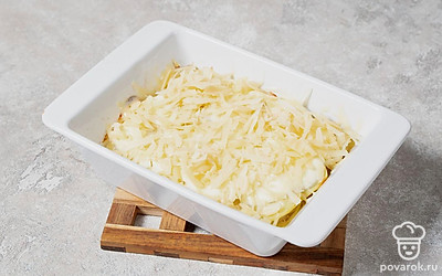 Присыпьте запеканку сыром и выпекайте еще 5 минут.