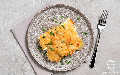 Прежде чем разделять блюдо на порции, дайте ему немного остыть и схватиться. Подавайте картошку с фаршем, посыпав измельченной кинзой и молотым черным перцем.