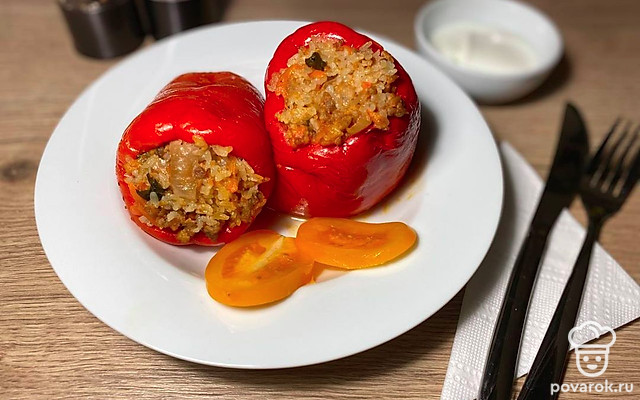 Сытный перец, фаршированный мясом и рисом — Рецепт с фото
