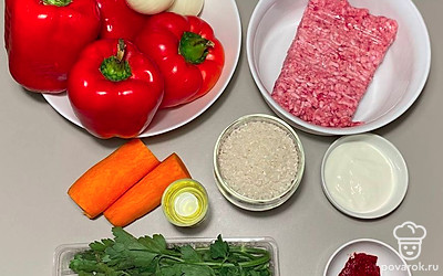 Промойте перец и очистите его от семечек. Очистите лук и морковь. Лук нарежьте мелким кубиком, а морковь натрите на терке.