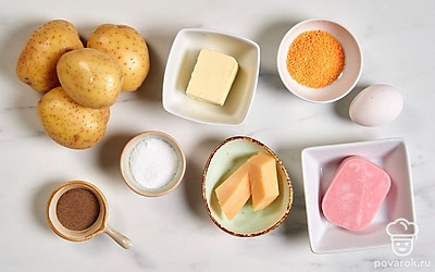 Хорошо промойте картофель и яйца. Заранее достаньте масло из холодильника, чтобы оно согрелось. Незадолго до того, как поставить пирог в духовку, разогрейте ее до 180 градусов. Также вам понадобится глубокая форма для запекания.