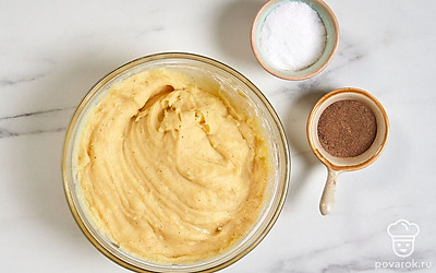 Сварите картофель в мундире, очистите его и растолките в пюре. Добавьте в него яйцо, половину сливочного масла, соль, перец.