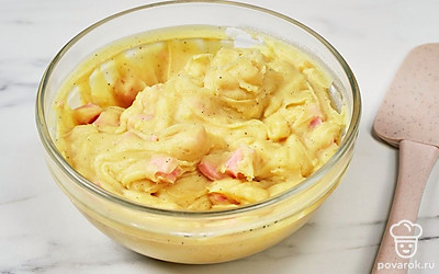 Нарежьте небольшими кубиками пармезан с ветчиной и соедините их с пюре. Хорошо перемешайте тесто.