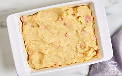 Смажьте маслом форму для запекания, затем посыпьте дно панировочными сухарями. Выложите картофельное тесто в форму и разровняйте его лопаткой. 