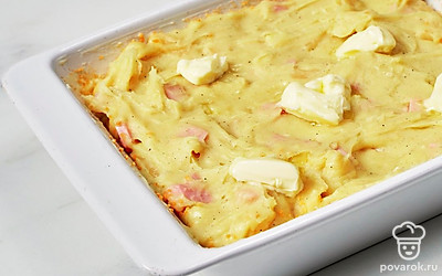 Оставшееся масло нарежьте кусочками и выложите сверху запеканки. Поставьте в разогретую духовку и готовьте до золотистой корочки. На это уйдет примерно полчаса.