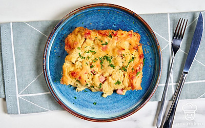 Дайте пирогу немного остыть, а затем разделить его на порции и подайте к столу. Сверху украсьте блюдо свежей зеленью. 