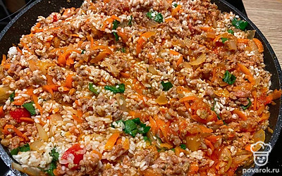 Залейте рис, кипятком, на 10 минут. Слейте воду, и добавьте рис к фаршу. Посолите, поперчите, добавьте рубленую петрушку, и все перемешайте. Заполните получившейся смесью перцы и отправьте их в кастрюлю.