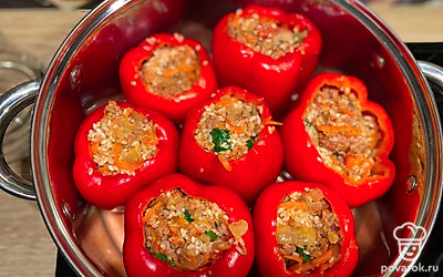 Смешайте 2 ст.л. сметаны, томатную пасту, соль и воду, и залейте получившейся подливкой перцы. Поставьте перец на плиту и варите 30 минут после закипания.