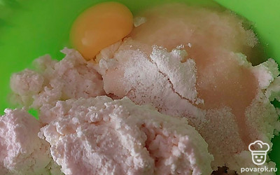 Соединяем в миске сахар, яйцо и творог. Пробиваем блендером до жидкого состояния.