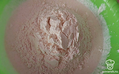 Вводим муку, тщательно перемешивая.