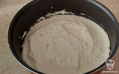 Выкладываем в форму и выпекаем 45 минут при 180 градусах.