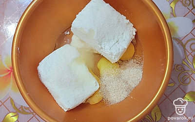 В глубокой посуде смешать творог с яйцом, сахаром, ванилином и манкой.