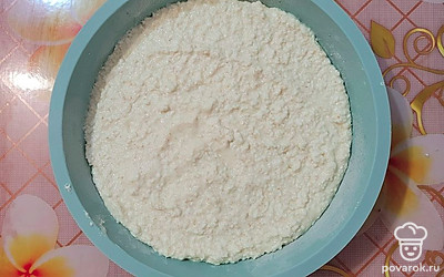 Добавить рисовую муку, смешать миксером до однородности. Форму для запекания смазать сливочным маслом, присыпать манкой. Выложить получившуюся массу в форму. Сверху поверхность запеканки смазать сметаной.