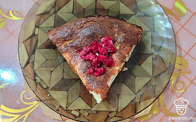 Готовую запеканку остудить, разрезать на кусочки. Сверху можно украсить ягодами малины.