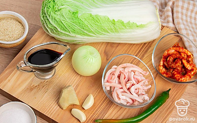 Кальмары вымойте и снимите пленку с мяса. Лук, чеснок и имбирь почистите. С салата снимите плохие литься. Для креветок приготовьте панировку из яйца и крахмала. Обмакните креветки в эту и смесь и припустите на сковороде в течении трех минут.