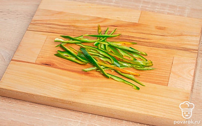 Тонкой соломкой нарежьте зеленый острый перец.