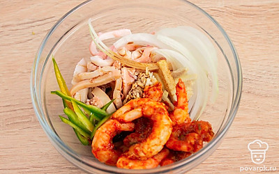 Сделайте маринад для закваски капусты. Для этого в стеклянной миске смешайте креветки, кальмары, лук, зеленый перец. На мелкой терке натрите имбирь. Отправляйте также в миску. Залейте соевым соусом. Оставьте на 15 минут.